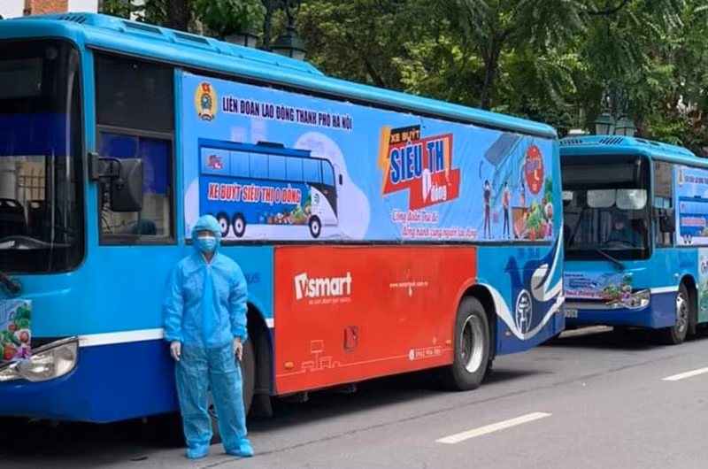 Xe buýt siêu thị được đưa vào phục vụ người lao động khó khăn tại Hà Nội.