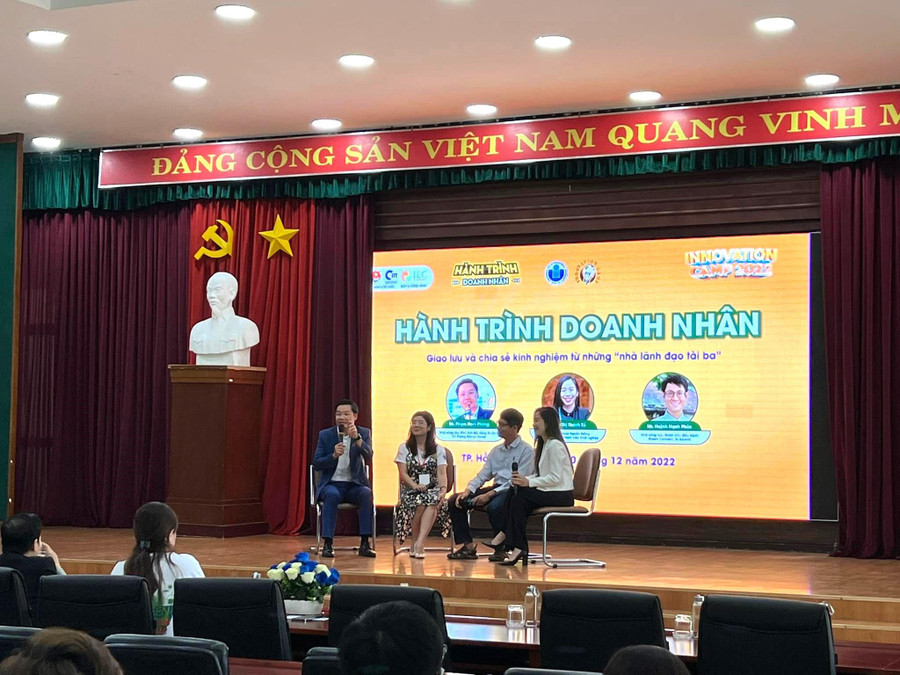 Các diễn giả và đơn vị đồng hành cùng hội trại trao đổi với sinh viên.