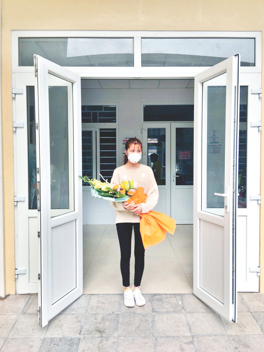 Chị T. bước ra khỏi phòng cách ly đặc biệt. Chị T. bước ra khỏi phòng cách ly đặc biệt.