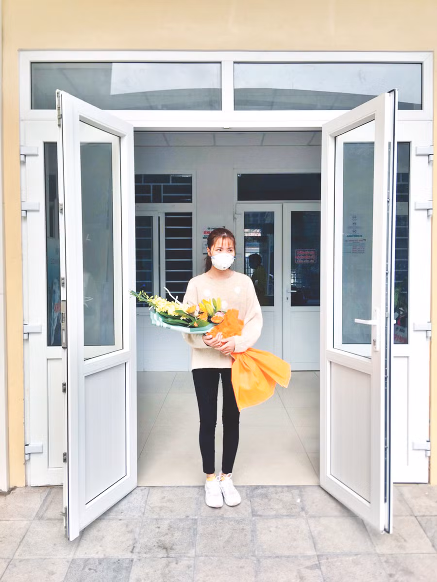 Chị T. bước ra khỏi phòng cách ly đặc biệt.