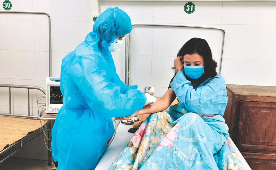 Bác sĩ chăm sóc nữ bệnh nhân T. trong phòng cách ly đặc biệt Bác sĩ chăm sóc nữ bệnh nhân T. trong phòng cách ly đặc biệt
