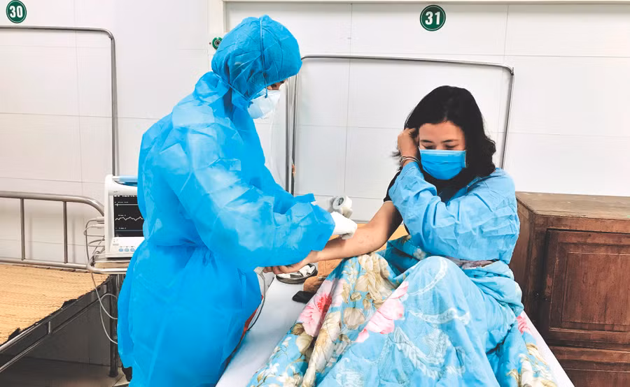 Bác sĩ chăm sóc nữ bệnh nhân T. trong phòng cách ly đặc biệt