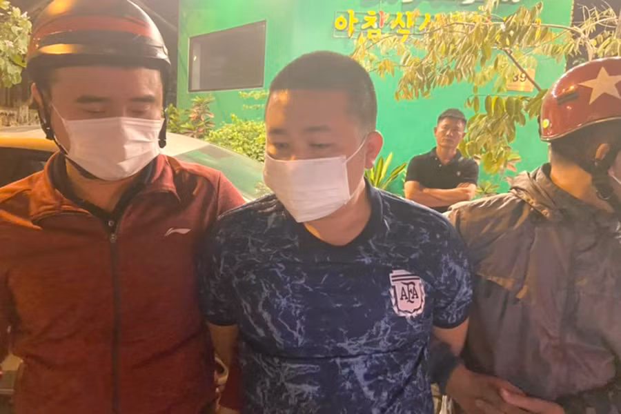 Đối tượng Nguyễn Minh Tuấn bị công an bắt giữ (áo xanh).