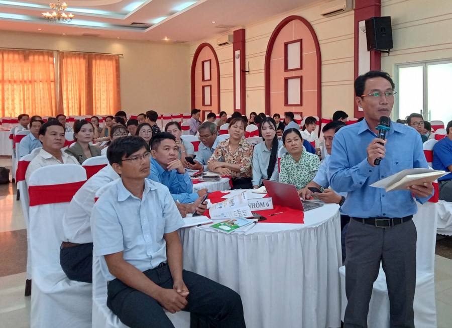 Đại biểu trao đổi và thảo luận cùng báo cáo viên. Đại biểu trao đổi và thảo luận cùng báo cáo viên.