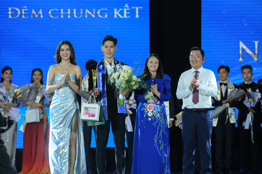 Ban Tổ chức trao giải Nam vương và Hoa khôi tại vòng chung kết Hội thi. Ban Tổ chức trao giải Nam vương và Hoa khôi tại vòng chung kết Hội thi.