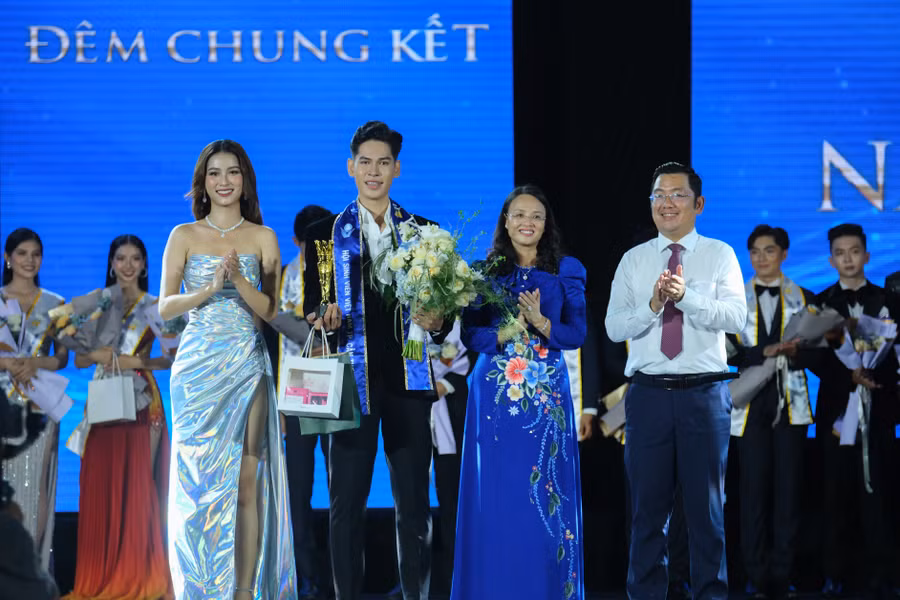 Ban Tổ chức trao giải Nam vương và Hoa khôi tại vòng chung kết Hội thi.