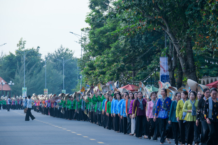 Hơn 5.000 phụ nữ Cần Thơ tham gia diễu hành tại Lễ hội Áo Bà ba, áo dài. Hơn 5.000 phụ nữ Cần Thơ tham gia diễu hành tại Lễ hội Áo Bà ba, áo dài.