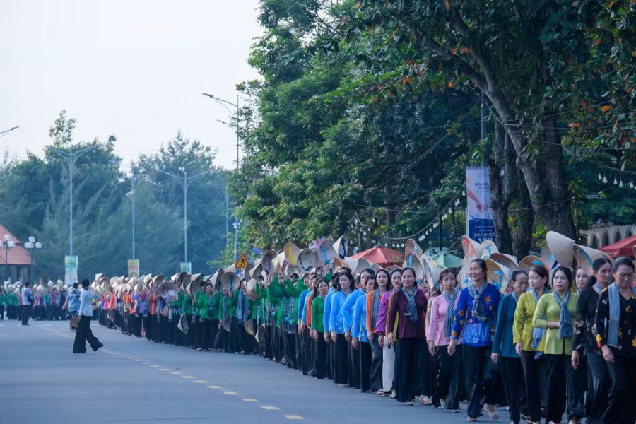 Hơn 5.000 phụ nữ Cần Thơ tham gia diễu hành tại Lễ hội Áo Bà ba, áo dài. Hơn 5.000 phụ nữ Cần Thơ tham gia diễu hành tại Lễ hội Áo Bà ba, áo dài.