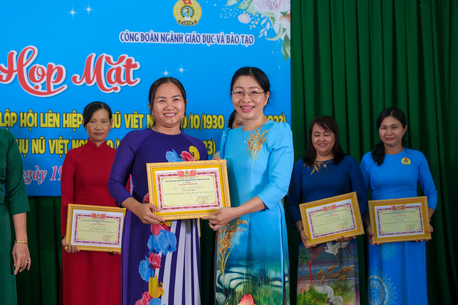 Dịp này Công đoàn ngành GD cũng tổ chức và trao giải hội thi trưng bày trái cây và bánh dân gian Nam Bộ Dịp này Công đoàn ngành GD cũng tổ chức và trao giải hội thi trưng bày trái cây và bánh dân gian Nam Bộ