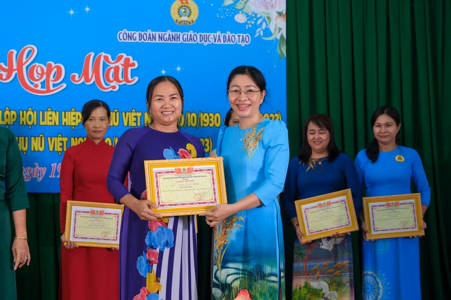 Dịp này Công đoàn ngành GD cũng tổ chức và trao giải hội thi trưng bày trái cây và bánh dân gian Nam Bộ