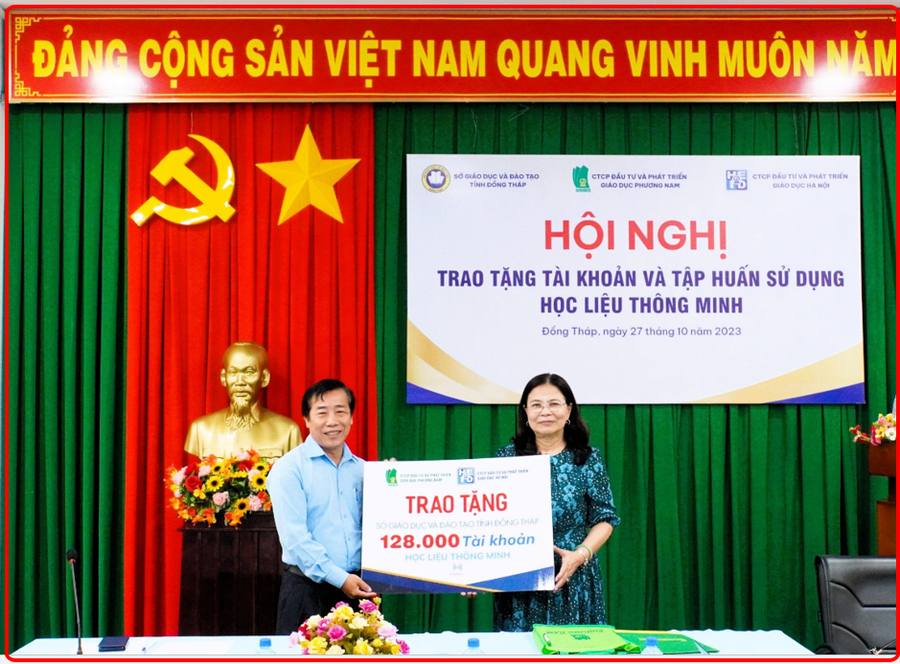 Bà Mai Ngọc Liên, Phó Tổng Giám đốc Công ty Cổ phần Đầu tư và Phát triển Giáo dục Phương Nam trao tặng tài khoản học liệu thông minh cho Ngành Giáo dục Đồng Tháp.