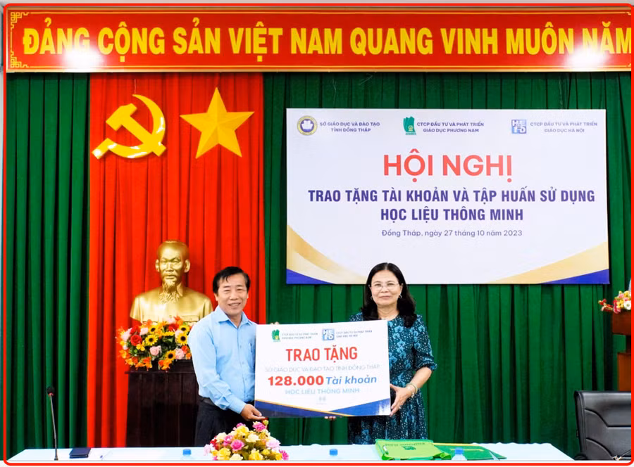 Bà Mai Ngọc Liên, Phó Tổng Giám đốc Công ty Cổ phần Đầu tư và Phát triển Giáo dục Phương Nam trao tặng tài khoản học liệu thông minh cho Ngành Giáo dục Đồng Tháp.