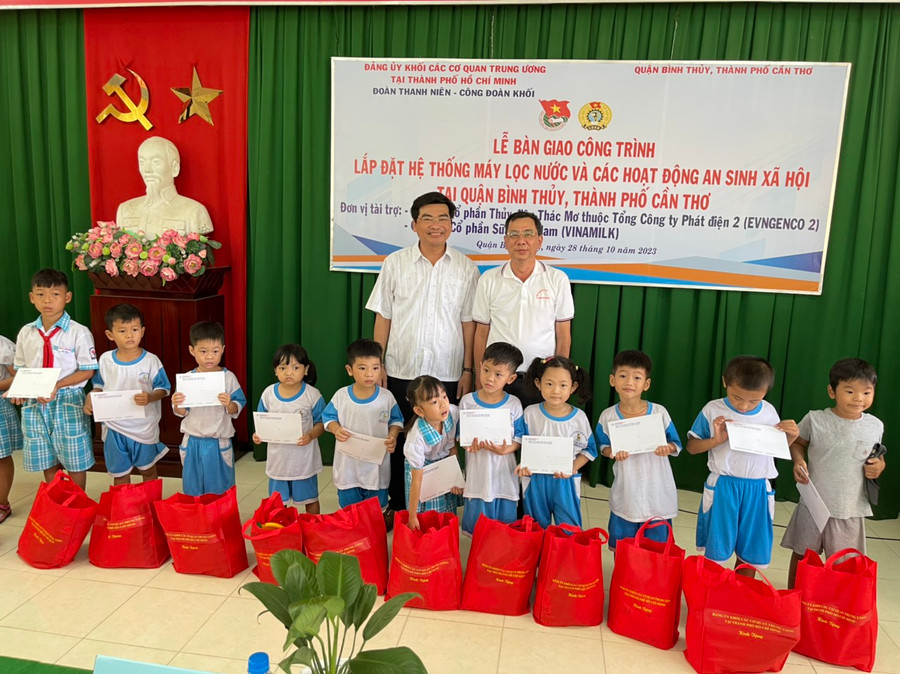Ông Trần Thanh Bình, Giám đốc Sở GD&ĐT tặng quà cho các em học sinh Ông Trần Thanh Bình, Giám đốc Sở GD&ĐT tặng quà cho các em học sinh