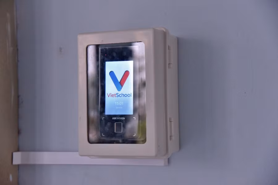 Thiết bị nhận diện khuôn mặt tại một trường học ở đồng tháp .