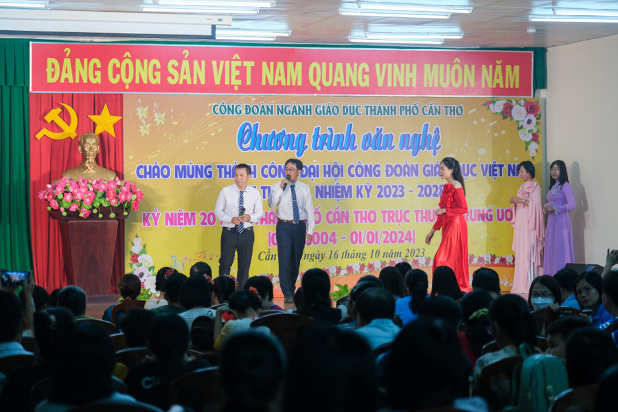 Hình ảnh một số tiết mục văn nghệ do thầy cô và học sinh biểu diễn tại chương trình.
