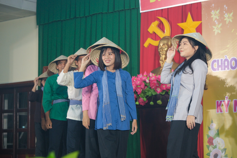 Hình ảnh một số tiết mục văn nghệ do thầy cô và học sinh biểu diễn tại chương trình.