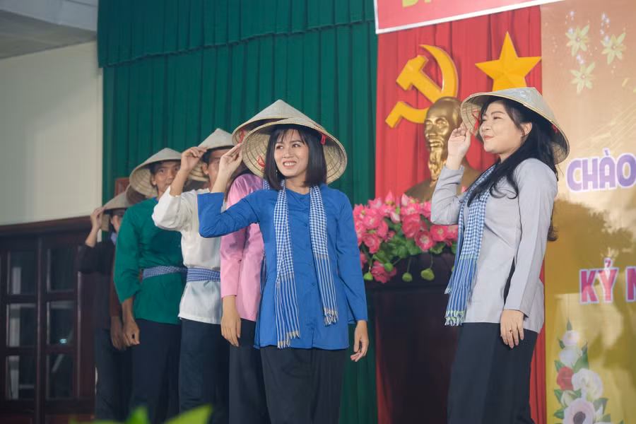 Hình ảnh một số tiết mục văn nghệ do thầy cô và học sinh biểu diễn tại chương trình.