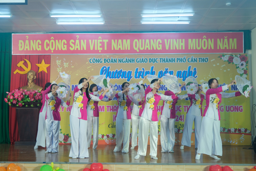 Hình ảnh một số tiết mục văn nghệ do thầy cô và học sinh biểu diễn tại chương trình.