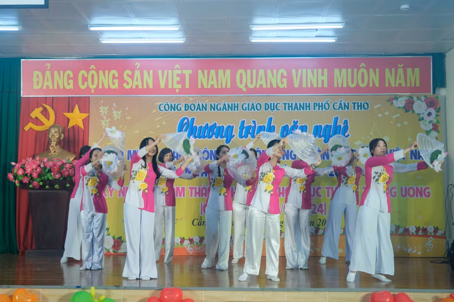 Hình ảnh một số tiết mục văn nghệ do thầy cô và học sinh biểu diễn tại chương trình.