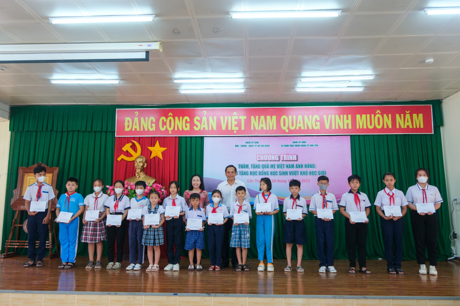 Đoàn trao 60 phần học bổng, mỗi phần trị 2.000.000 đồng cho 60 học sinh vượt khó học giỏi. Đoàn trao 60 phần học bổng, mỗi phần trị 2.000.000 đồng cho 60 học sinh vượt khó học giỏi.