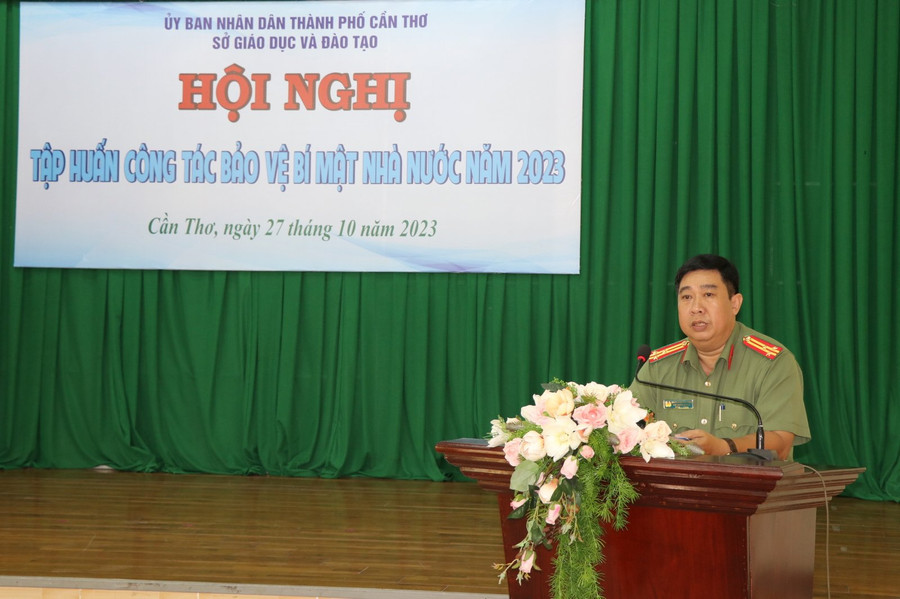 Thượng tá Nguyễn Phước Thâm, Phó Trưởng Phòng An ninh chính trị nội bộ, Công an TP Cần Thơ tập huấn cho công chức, viên chức cơ quan Sở và các đơn vị trực thuộc Sở. Thượng tá Nguyễn Phước Thâm, Phó Trưởng Phòng An ninh chính trị nội bộ, Công an TP Cần Thơ tập huấn cho công chức, viên chức cơ quan Sở và các đơn vị trực thuộc Sở.