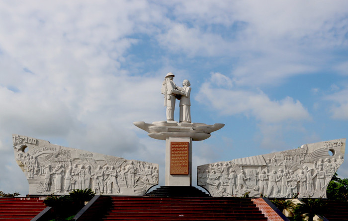 Khu di tích Tượng đài tập kết chuyển quân ra Bắc năm 1954 tại Cao Lãnh. Khu di tích Tượng đài tập kết chuyển quân ra Bắc năm 1954 tại Cao Lãnh.