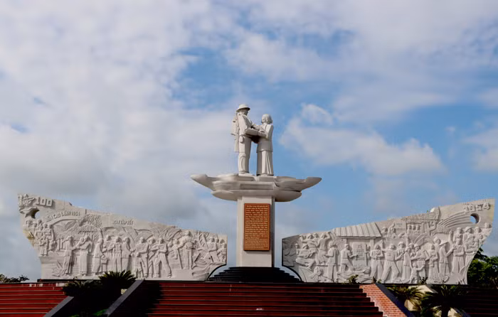 Khu di tích Tượng đài tập kết chuyển quân ra Bắc năm 1954 tại Cao Lãnh.