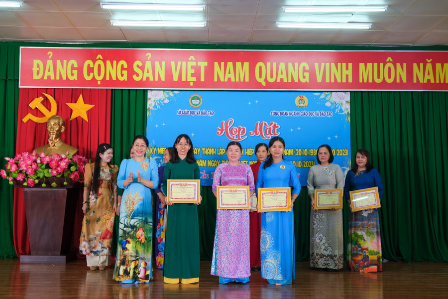 Dịp này Công đoàn ngành GD cũng tổ chức và trao giải hội thi trưng bày trái cây và bánh dân gian Nam Bộ Dịp này Công đoàn ngành GD cũng tổ chức và trao giải hội thi trưng bày trái cây và bánh dân gian Nam Bộ