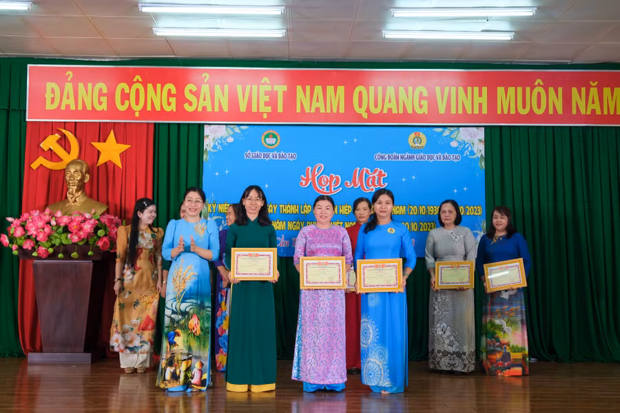 Dịp này Công đoàn ngành GD cũng tổ chức và trao giải hội thi trưng bày trái cây và bánh dân gian Nam Bộ