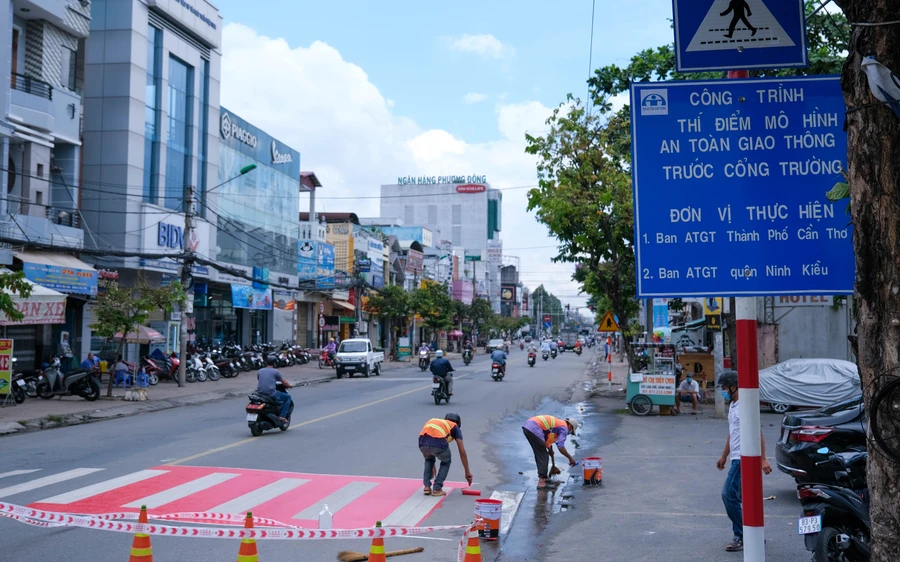 Nhiều tín hiệu tích cực từ thí điểm mô hình “Thảm an toàn cho học sinh qua đường”.