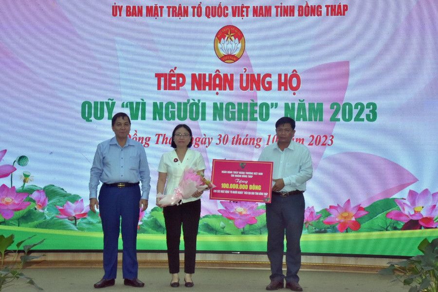 Lãnh đạo tỉnh nhận bảng tượng trưng ủng hộ quỹ "vì người nghèo" từ các nhà tài trợ và tặng hoa cảm ơn. Lãnh đạo tỉnh nhận bảng tượng trưng ủng hộ quỹ "vì người nghèo" từ các nhà tài trợ và tặng hoa cảm ơn.