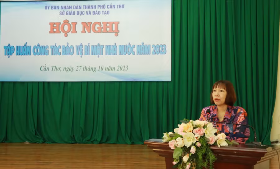 Bà Lê Thị Thuỳ Dung, Phó Giám đốc Sở GD&amp;ĐT TP Cần Thơ phát biểu chỉ đạo hội nghị.