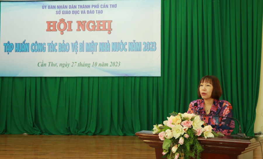 Bà Lê Thị Thuỳ Dung, Phó Giám đốc Sở GD&ĐT TP Cần Thơ phát biểu chỉ đạo hội nghị. Bà Lê Thị Thuỳ Dung, Phó Giám đốc Sở GD&ĐT TP Cần Thơ phát biểu chỉ đạo hội nghị.