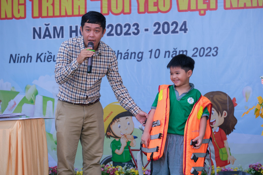 Ông Lê Tuấn Khải, chuyên viên Văn phòng Ban ATGT TP Cần Thơ hướng dẫn mặc áo phao và sử dụng dụng cụ nổi cứu sinh cầm tay cho trẻ khi tham gia giao thông bằng đường thủy. Ông Lê Tuấn Khải, chuyên viên Văn phòng Ban ATGT TP Cần Thơ hướng dẫn mặc áo phao và sử dụng dụng cụ nổi cứu sinh cầm tay cho trẻ khi tham gia giao thông bằng đường thủy.