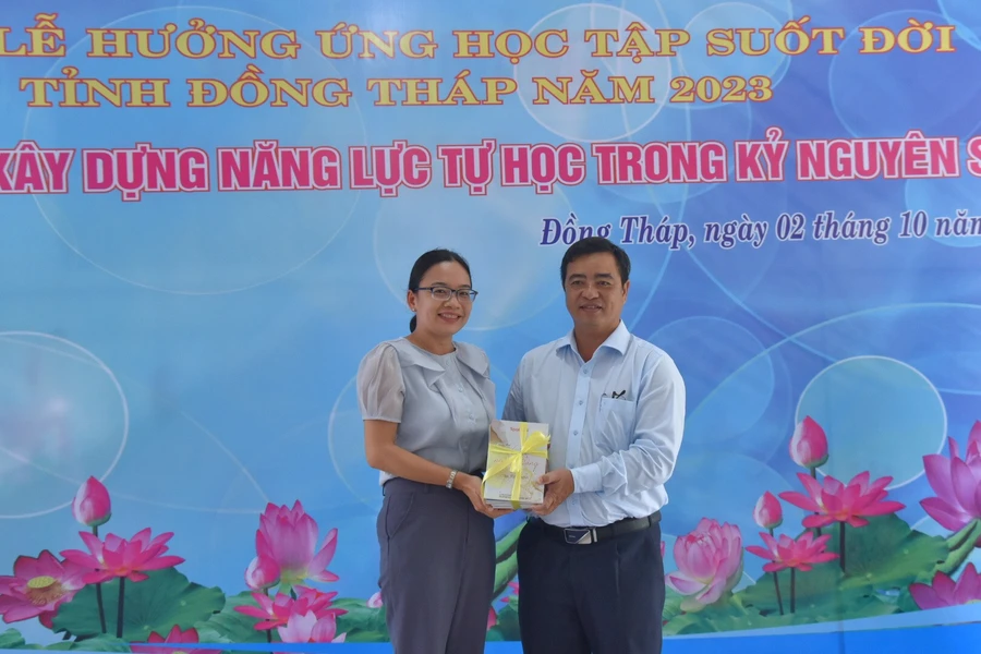 Thư viện tỉnh Đồng Tháp đã trao tặng tủ sách cho trường THPT Tháp Mười.