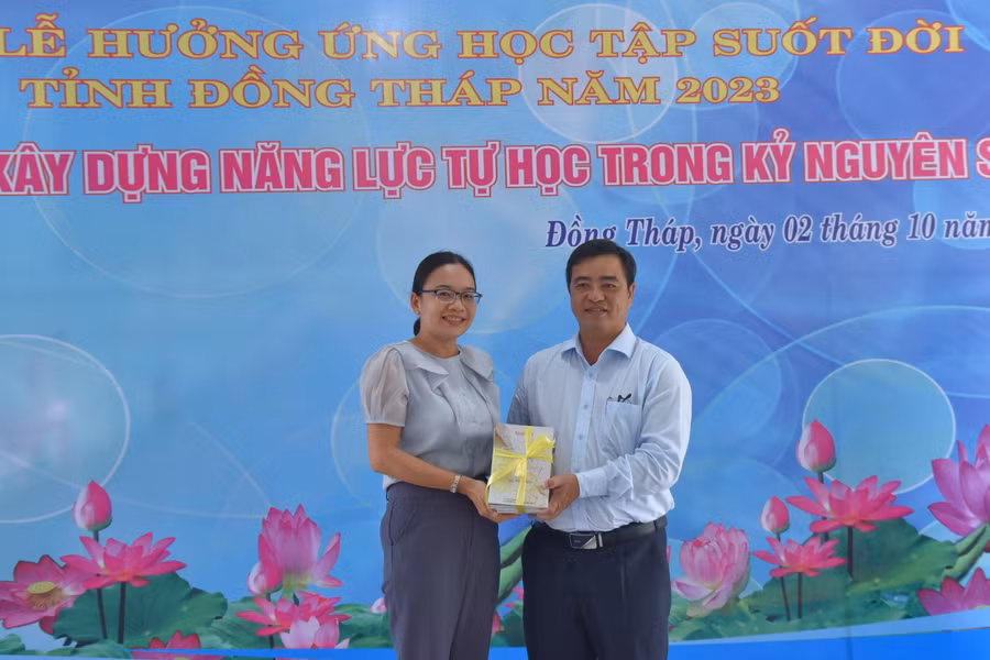 Thư viện tỉnh Đồng Tháp đã trao tặng tủ sách cho trường THPT Tháp Mười.