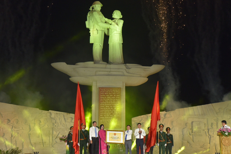 Ông Phạm Định Phong trao Bằng xếp hạng di tích lịch sử Quốc gia - Địa điểm Tập kết ra Bắc năm 1954 tại Cao Lãnh cho lãnh đạo tỉnh Đồng Tháp. Ông Phạm Định Phong trao Bằng xếp hạng di tích lịch sử Quốc gia - Địa điểm Tập kết ra Bắc năm 1954 tại Cao Lãnh cho lãnh đạo tỉnh Đồng Tháp.