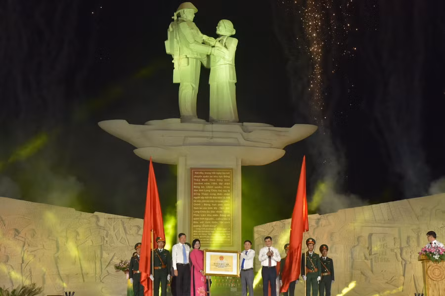 Ông Phạm Định Phong trao Bằng xếp hạng di tích lịch sử Quốc gia - Địa điểm Tập kết ra Bắc năm 1954 tại Cao Lãnh cho lãnh đạo tỉnh Đồng Tháp.