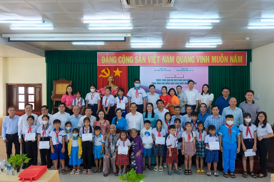 Đại biểu chụp ảnh lưu niệm.