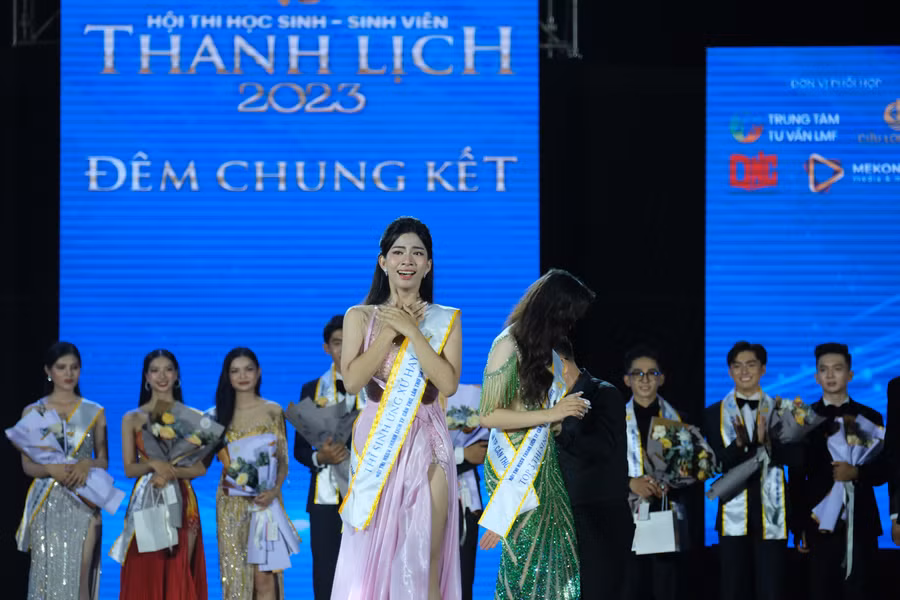 Phan Lê Kim Ngọc hạnh phúc và bất ngờ khi đăng quang Hoa khôi hội thi.