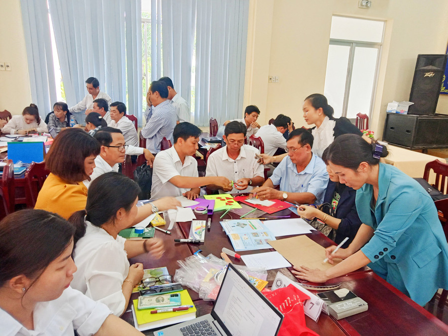Thầy, cô thảo luận, thực hành tại hội nghị tập huấn.