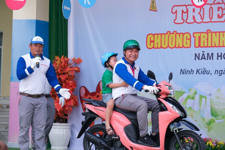Cùng đội Hướng dẫn lái xe an toàn đại diện Honda Việt Nam thuộc công ty TNHH Hồng Đức, triển khai nội dung hướng dẫn việc lựa chọn và đội mũ bảo hiểm đúng quy cách, tư thế ngồi trên xe cho trẻ và một số lưu ý cho phụ huynh khi tham gia giao thông bằng xe máy. Cùng đội Hướng dẫn lái xe an toàn đại diện Honda Việt Nam thuộc công ty TNHH Hồng Đức, triển khai nội dung hướng dẫn việc lựa chọn và đội mũ bảo hiểm đúng quy cách, tư thế ngồi trên xe cho trẻ và một số lưu ý cho phụ huynh khi tham gia giao thông bằng xe máy.