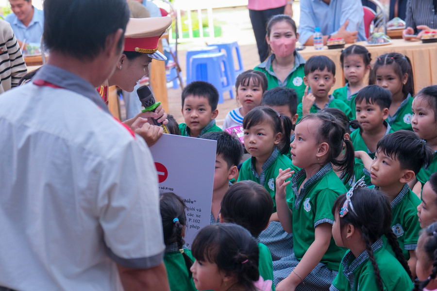 Trẻ tham gia hỏi đáp và nhận quà tại chương trình. Trẻ tham gia hỏi đáp và nhận quà tại chương trình.