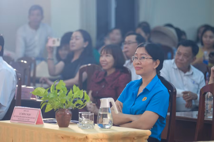 Đại biểu tham dự tại buổi văn nghệ.