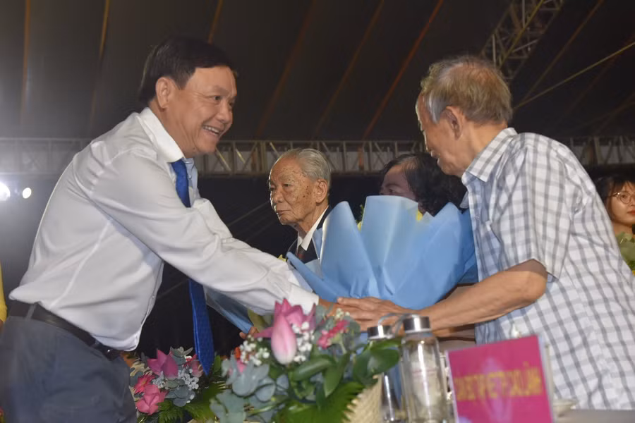 Lãnh đạo tỉnh Đồng Tháp tặng hoa tri ân các nhân chứng lịch sử, đã tham gia trực tiếp sự kiện Tập kết ra Bắc năm 1954 tại Cao Lãnh.