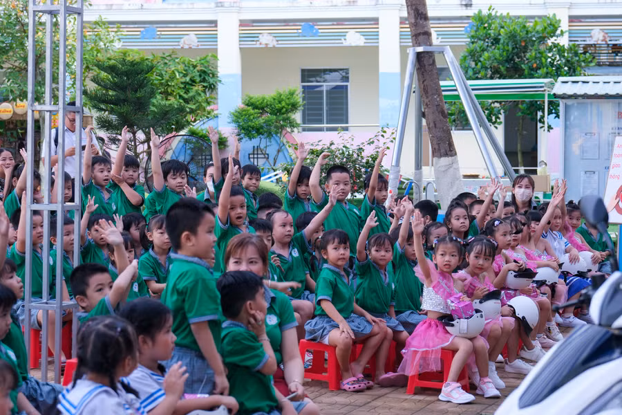 Học sinh hào hứng tham gia chương trình.