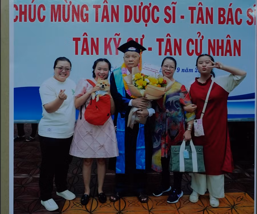 Ảnh chụp ông Cũng Hoàng Phương cùng gia đình.