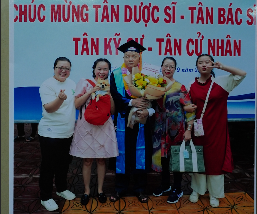 Ảnh chụp ông Cũng Hoàng Phương cùng gia đình. Ảnh chụp ông Cũng Hoàng Phương cùng gia đình.