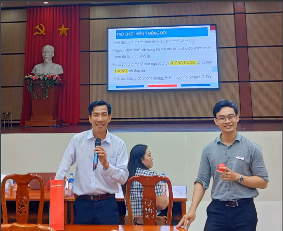 Báo cáo viên chia sẻ các nội dung tập huấn