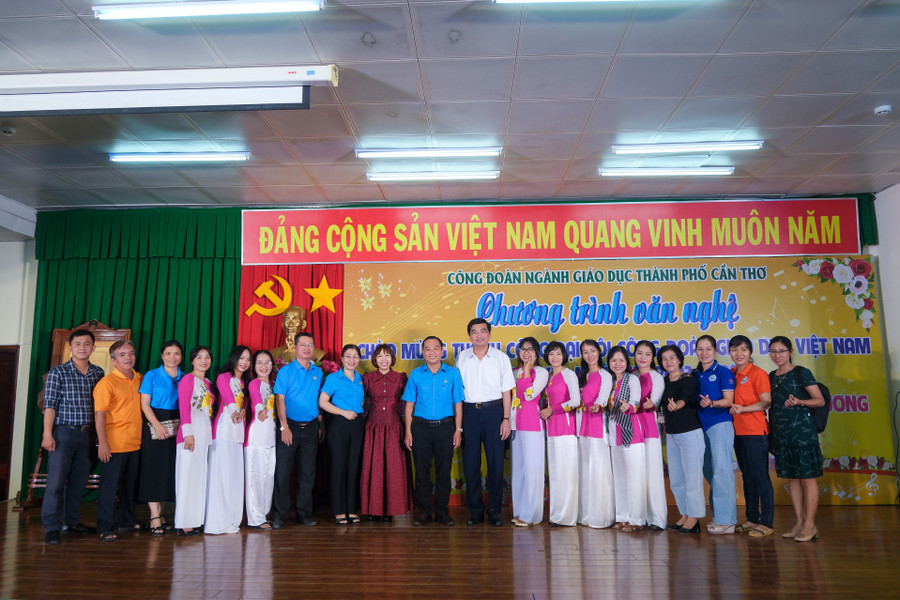 Đại biểu chụp ảnh cùng thầy cô và học sinh tham gia biểu diễn.